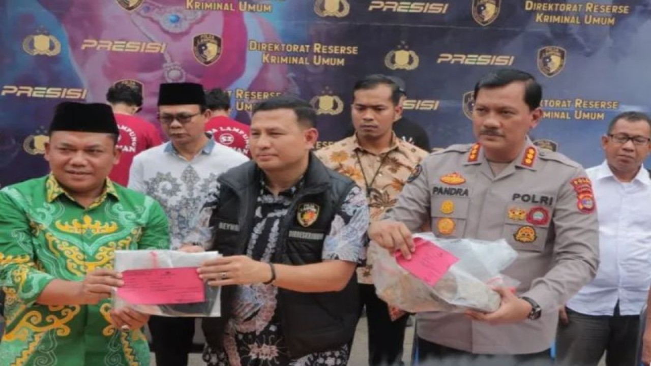 Kepolisian saat memnunjukkan barang bukti perusakan Kantor MUI Lampung. Bandarlampung, Jumat, (6/1/2023). (ANTARA/HO-Damiri)