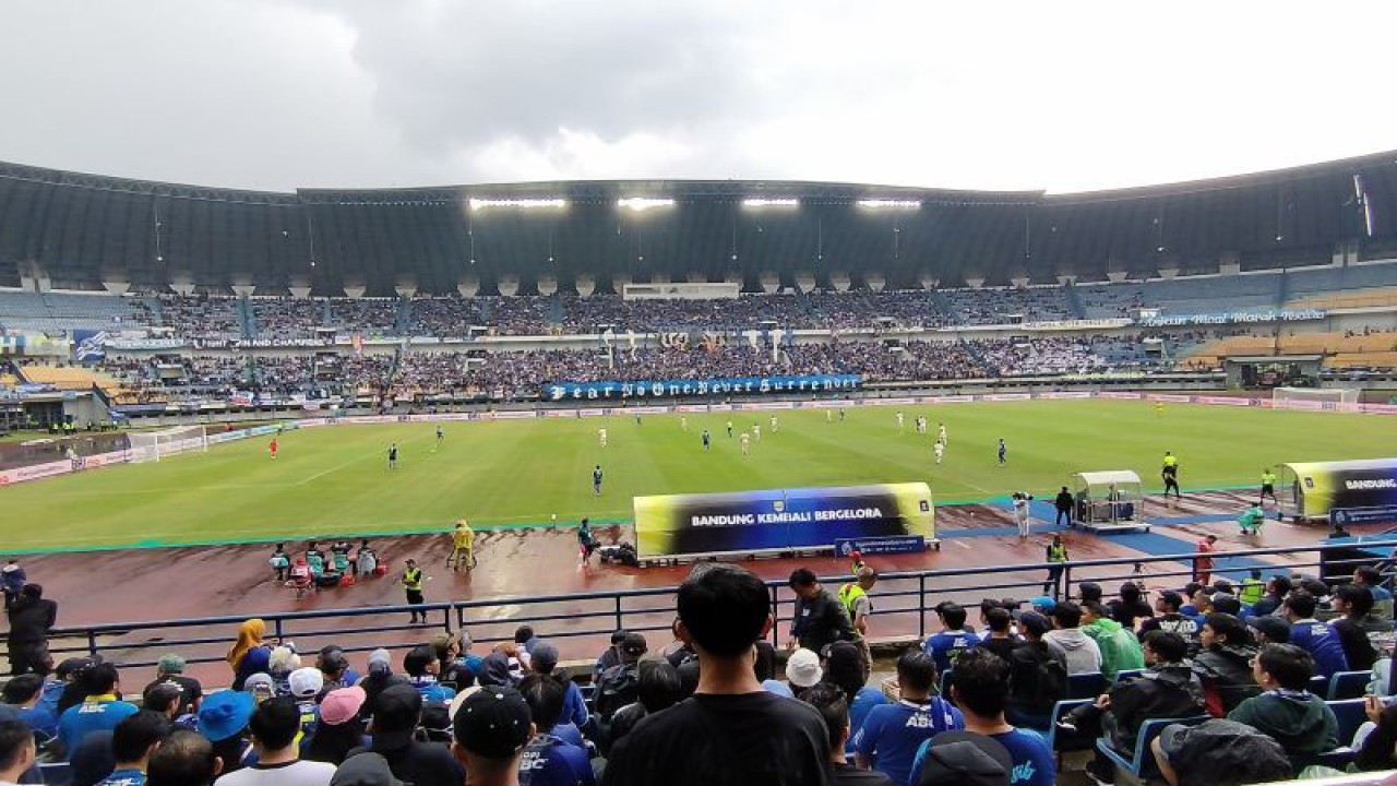 Pertandingan Persib Bandung menghadapi Persija Jakarta di Stadion Gelora Bandung Lautan Api (GBLA), Kota Bandung, Jawa Barat, Rabu (11/1/2023). (ANTARA/Bagus Ahmad Rizaldi)