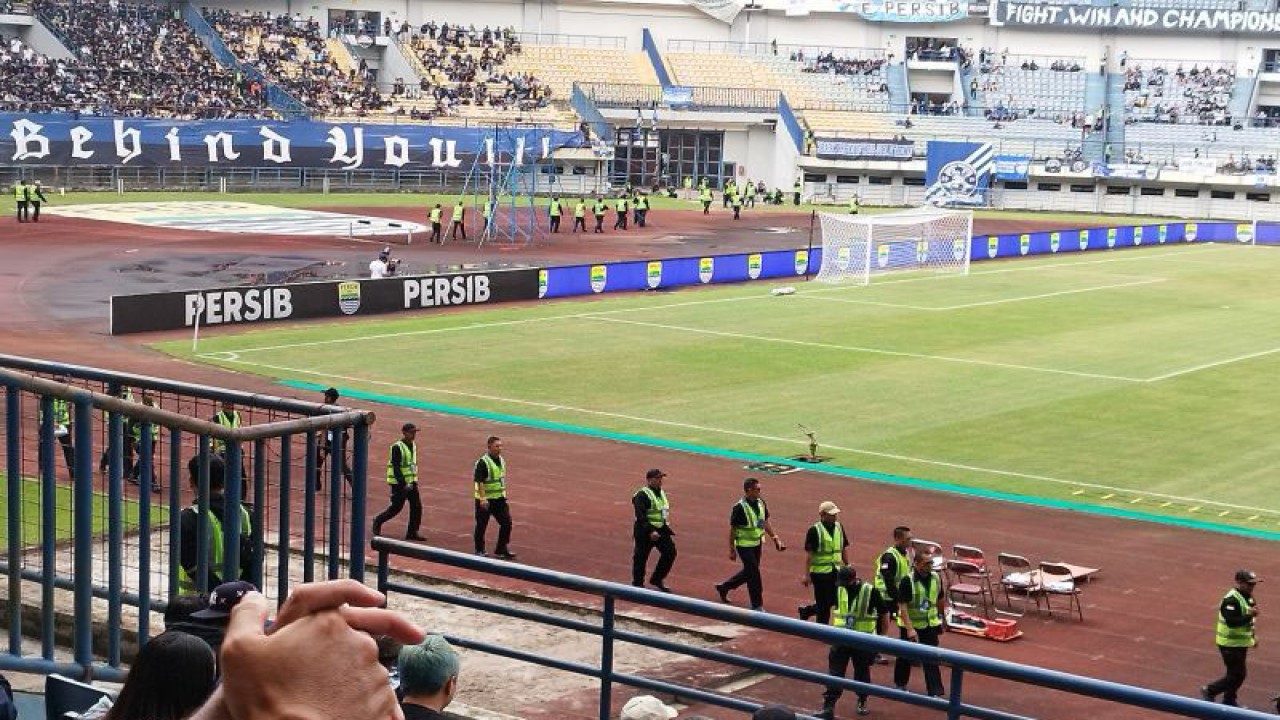 Petugas steward bersiap mengamankan pertandingan Persib Bandung menghadapi Persija Jakarta di Stadion Gelora Bandung Lautan Api (GBLA), Kota Bandung, Jawa Barat, Rabu (11/1/2023). (ANTARA/Bagus Ahmad Rizaldi)