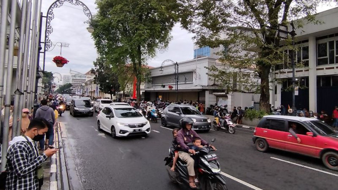 Kepadatan kendaraan terjadi di Jalan Asia Afrika, Kota Bandung, Jawa Barat. ANTARA/Bagus Ahmad Rizaldi.