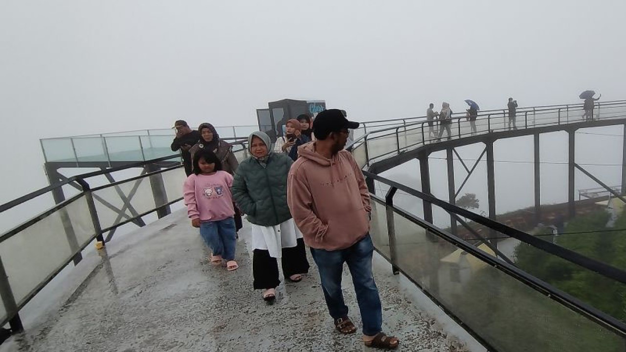 Warga mengunjungi salah satu objek wisata di Kabupaten Bandung, Jawa Barat. (ANTARA/Bagus Ahmad Rizaldi)