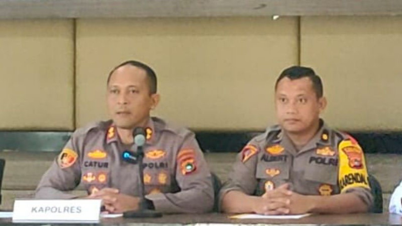 Kepal Bagian Operasional Polres Bangka Barat Kompol Albert Daniel Tampubolon (kanan) mendampingi Kapolres AKBP Catur Prasetiyo. (ANTARA/ Donatus Dasapurna)