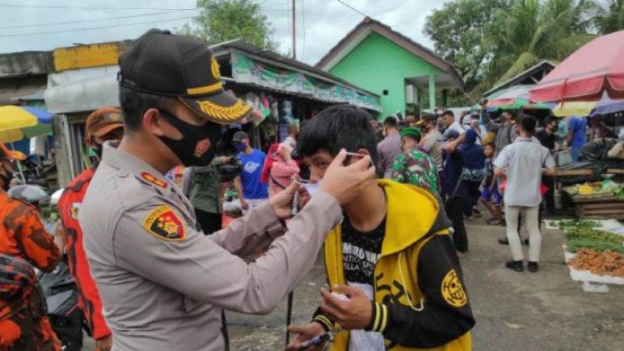 Seorang warga mendapatkan layanan penggunaan masker dari kepolisian di Provinsi Kepulauan Bangka Belitung. ANTARA/Aprionis