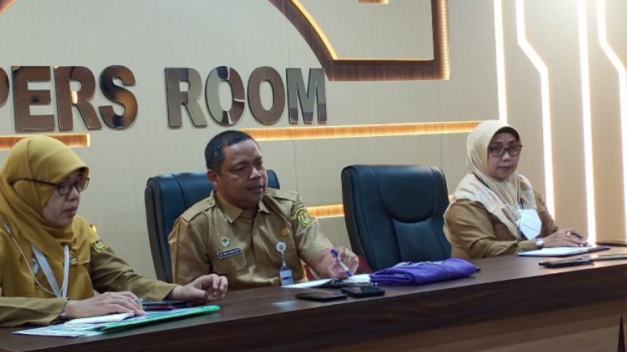 Kepala Dinas Pengendalian Penduduk, Keluarga Berencana, dan Pemberdayaan Masyarakat Kota Banjarmasin Helfiannor (tengah) memaparkan program penanganan stunting tahun 2023 di Balai Kota Banjarmasin, Selasa (24/1/2023). (ANTARA/HO Pemkot Banjarmasin)
