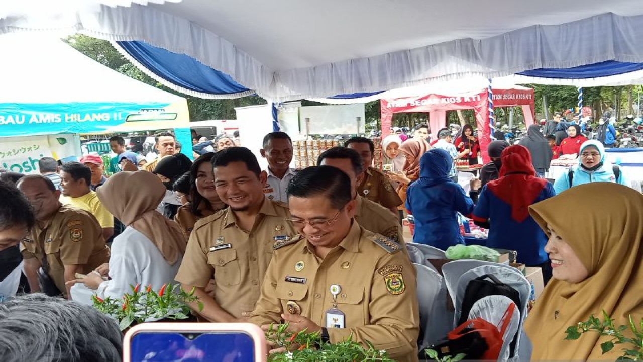 Wali Kota Banjarmasin H Ibnu Sina didampingi Kepala Dinas Perindustrian dan Perdagangan Kota Banjarmasin Ichrom Muftezar saat mengunjungi stand penjualan telur dan bibit cabe pada gelar pasar murah di RTH Kamboja Banjarmasin, Selasa (31/1/2023). (ANTARA/Sukarli)