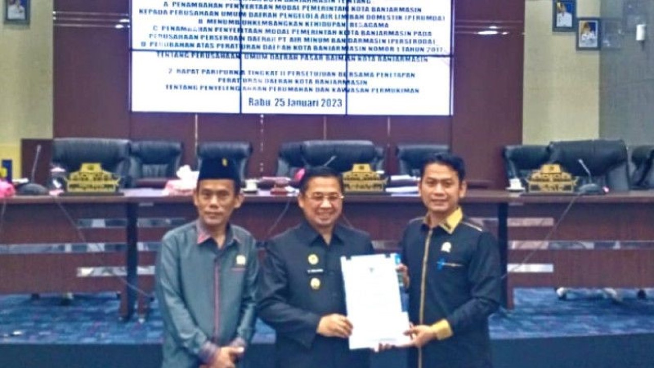 Wali Kota Banjarmasin H Ibnu Sina dan unsur Pimpinan DPRD Kota Banjarmasin saat memperlihatkan dokumen penandatanganan Perda tentang Penyelenggaraan Perumahan dan Kawasan Pemukiman Kota Banjarmasin, di gedung dewan kota setempat, Rabu (25/1/2023). ANTARA/Sukarli.