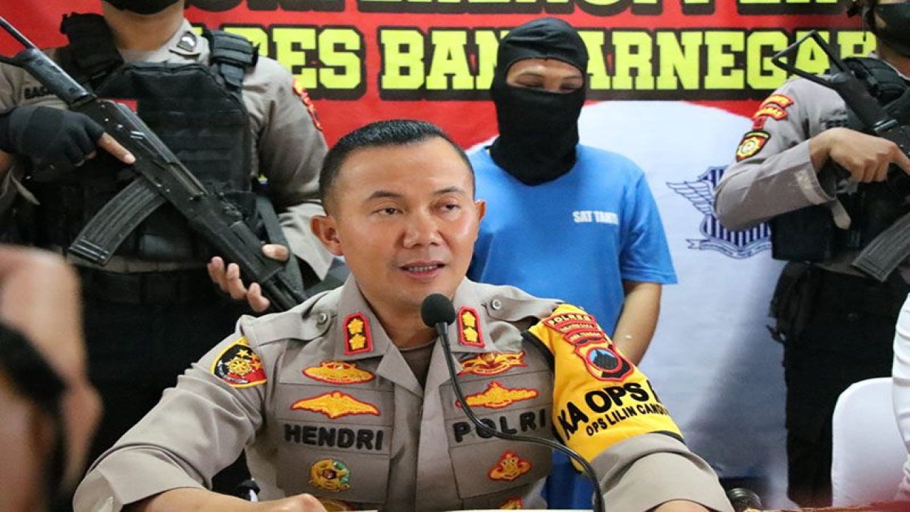 Kapolres Banjarnegara AKBP Hendri Yulianto memberikan keterangan pers di Mapolres Banjarnegara, Senin (2/1/2023), terkait dengan kasus pembegalan atau pencurian dengan kekerasan terhadap pengemudi taksi daring. ANTARA/HO-Polres Banjarnegara