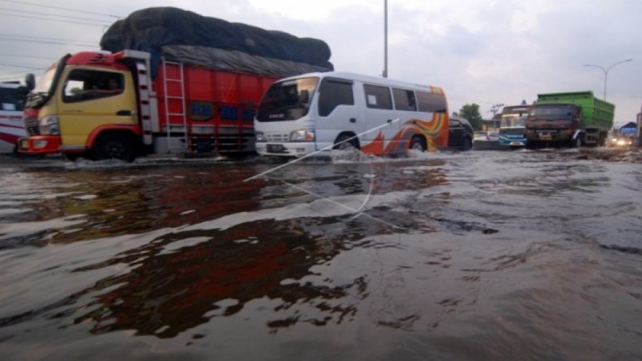 Sejumlah kendaraan menerobos genangan akibat banjir rob yang memacetkan lalu lintas di Jalan Kaligawe, Genuk, Semarang, Jawa Tengah, Minggu (15/5). Kemacetan lalu lintas terjadi di sejumlah titik jalur pantai utara (Pantura) Semarang tersebut akibat genangan rob yang dipicu sistem drainase yang buruk. ANTARA FOTO/Aditya Pradana Putra/nz/16.