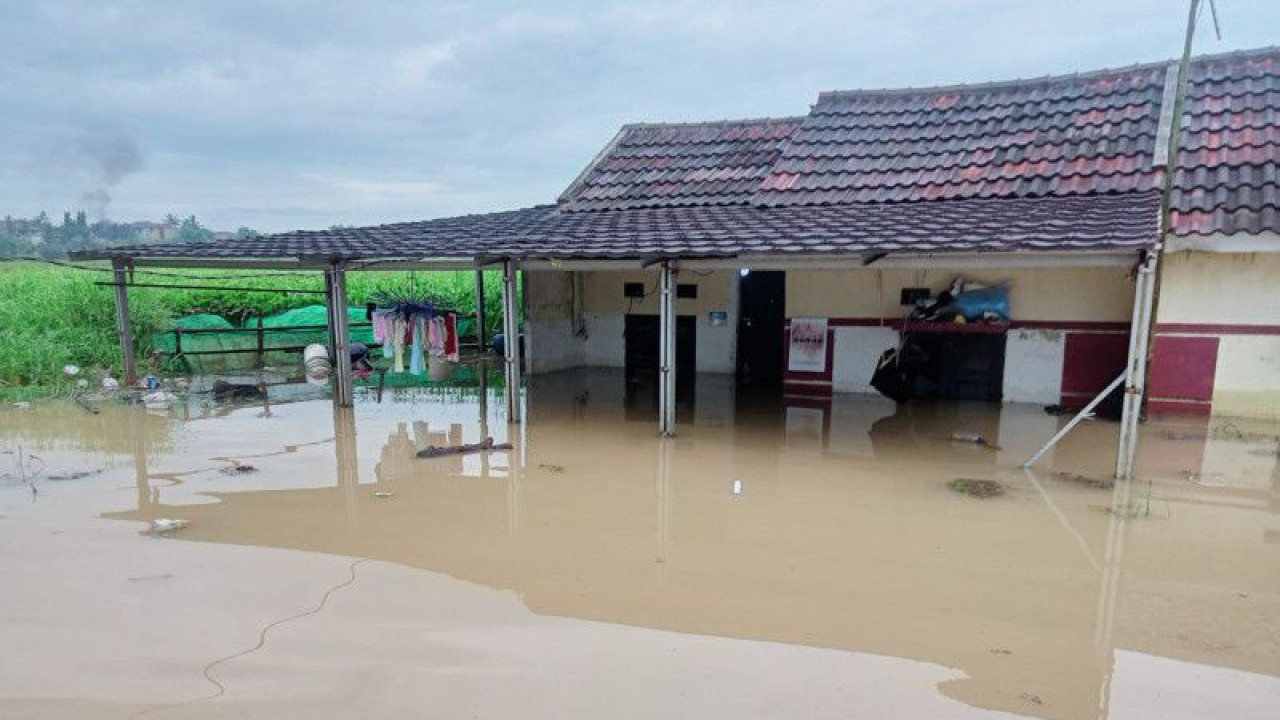 Sejumlah permukiman warga di wilayah Kabupaten Tangerang terendam banjir akibat intensitas hujan tinggi dan meluapnya aliran kali. (HO/BPBD Kabupaten Tangerang)