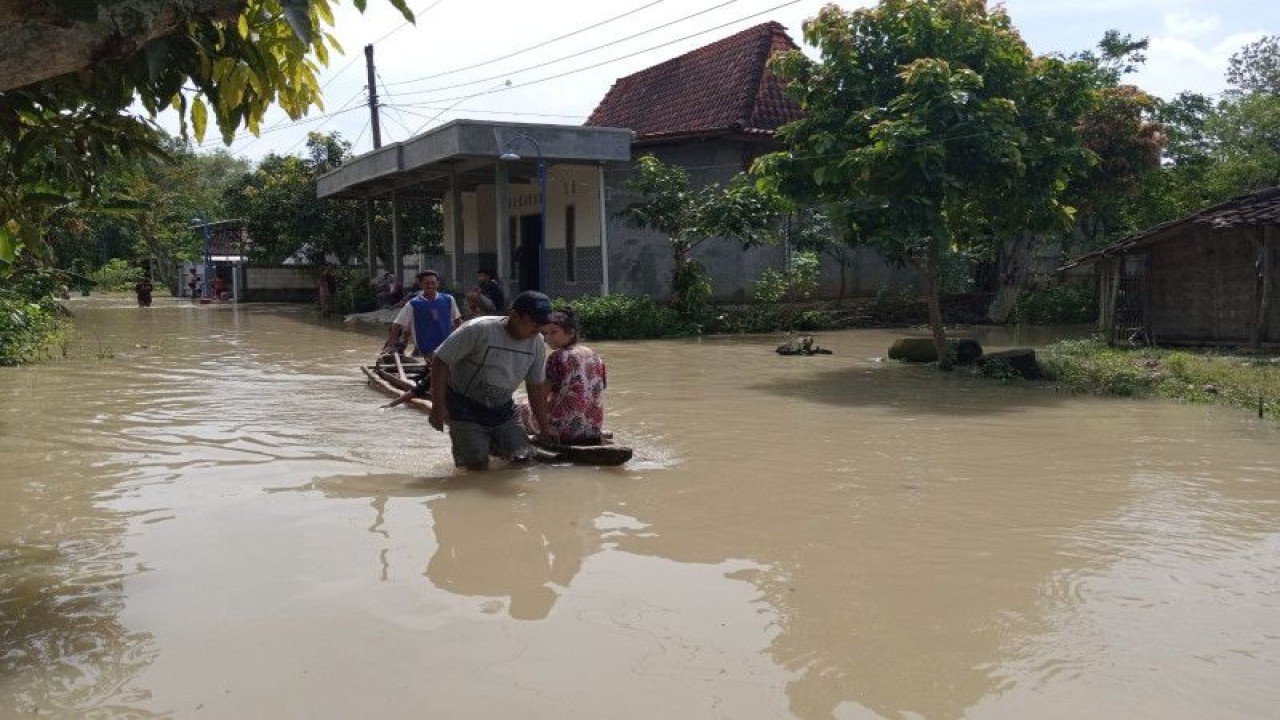 Arsip Foto. Warga menggunakan sampan ketiga banjir membuat permukiman warga tergenang di Kabupaten Grobogan, Provinsi Jawa Tengah.(ANTARA/HO BPBD)
