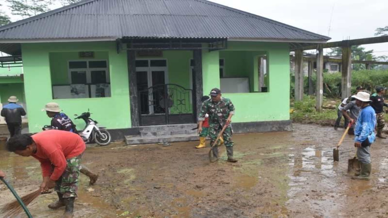 Para relawan bersama warga membersihkan salah satu halaman rumah warga dari lumpur akibat banjir bandang. (ANTARA/HO - Kodim Wonosobo)