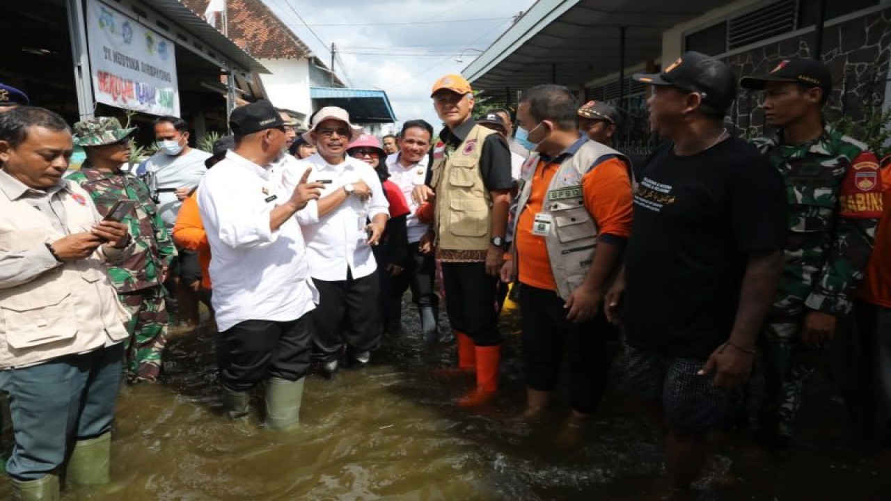 Gubernur Jawa Tengah Ganjar Pranowo saat mengecek penanganan banjir di Kecamatan Juwana, Kabupaten Pati, Rabu (11/1/2023). ANTARA/HO-Humas Pemprov Jateng
