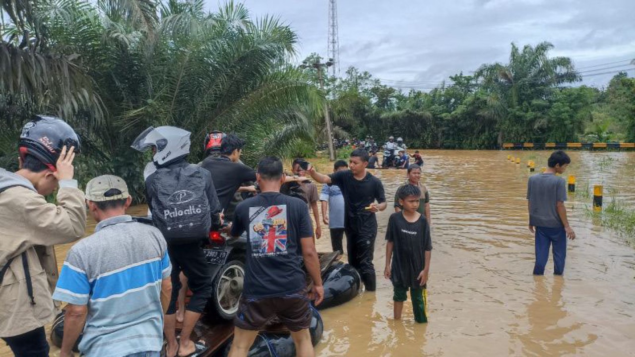 Jalan di Desa Taba Terunjam Kabupaten Bengkulu Tengah, Provinsi Bengkulu, Senin (23/1/2023) ditutup sementara akibat banjir. FOTO ANTARA/Anggi Mayasari