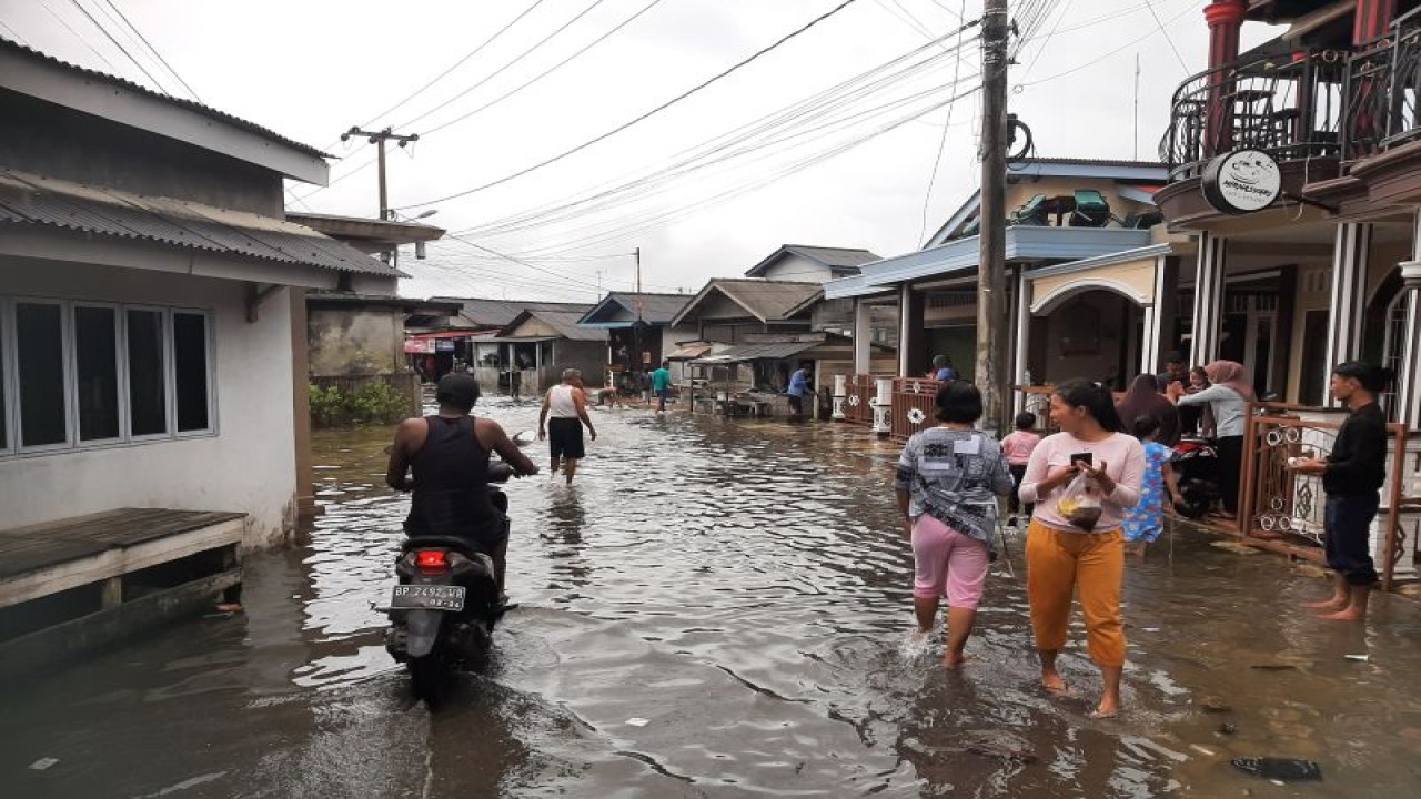 Arsip Foto. Banjir rob melanda wilayah Kelurahan Kampung Bugis, Kecamatan Tanjungpinang Kota, Kota Tanjungpinang, Provinsi Kepulauan Riau, Rabu (25/1/2023). (ANTARA/Ogen)