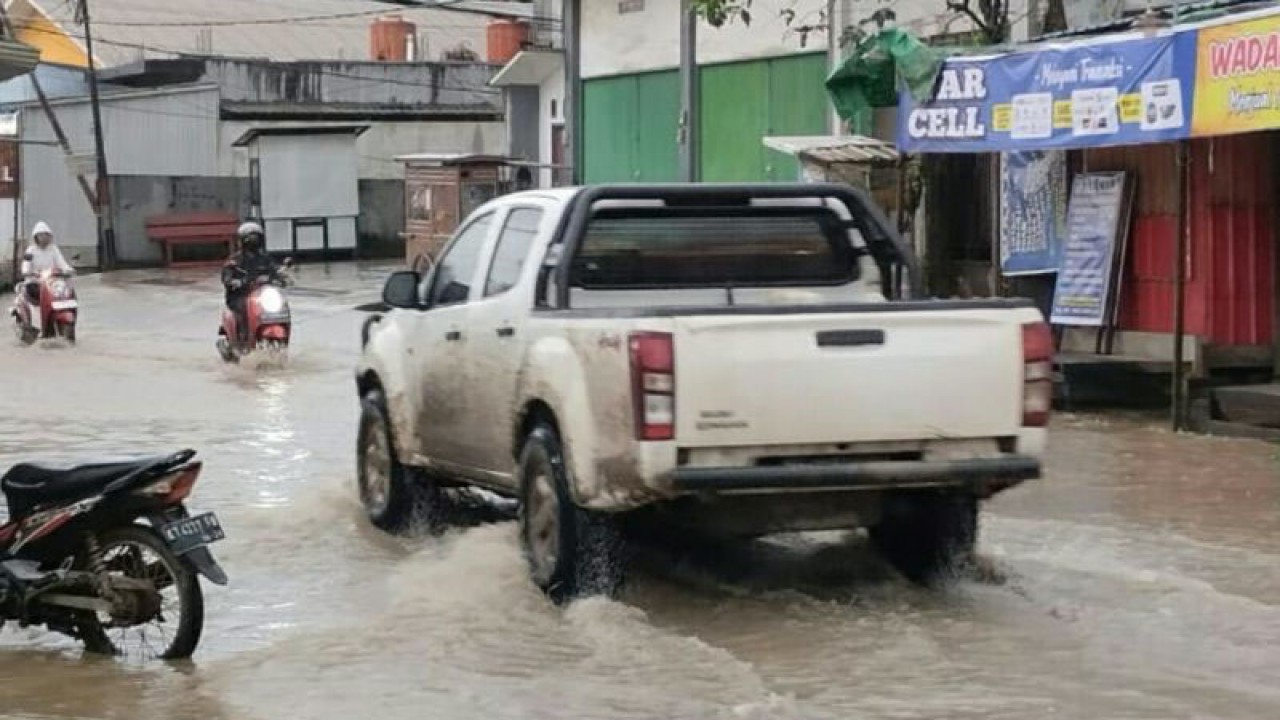 Banjir di Jalan Damanhuri akibat hujan sedang di Samarinda pada Kamis (26/1). (ANTARA/M Ghofar)