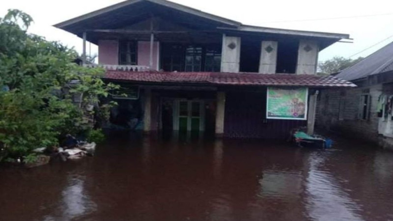 Kondisi rumah warga terendam banjir di Desa Lumbang. (ANTARA/Dedi)