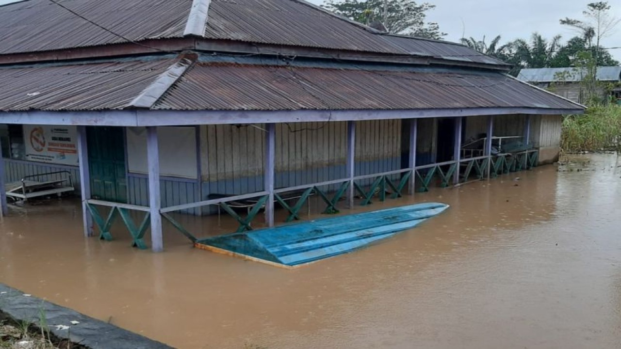 Kondisi salah satu desa di Kecamatan Sembakung, Kabupaten Nunukan, Kalimantan Utara yang tergenang banjir setinggi 4,65 meter sejak Senin (30/1) karena curah hujan yang tinggi. ANTARA/HO-BPBD Kabupaten Nunukan