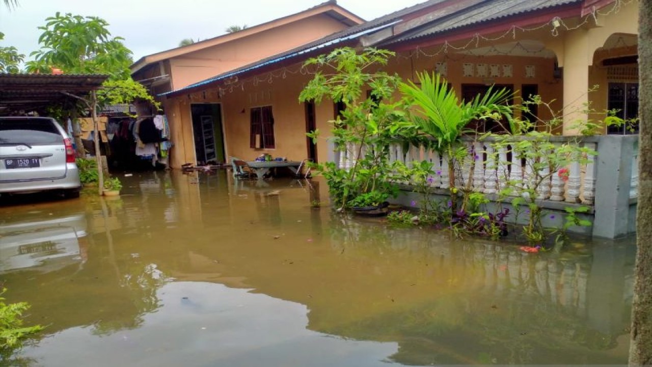 Air menggenangi permukiman rumah warga saat pasang air laut di sekitar kawasan Suka Berenang, Kota Tanjungpinang, Kepulauan Riau. FOTO ANTARA/Nikolas Panama