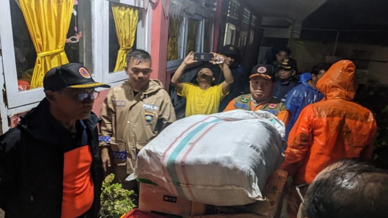 Kepala Pelaksana BPBD Sumatera Barat Jumaidi bersama Kepala Bidang Kebencanaan dan Logistik BPBD Sumatera Barat Rumainur mengirimkan bantuan bagi warga yang terdampak bencana alam di Kota Padang pada Selasa dini hari (24/1/2023). (ANTARA/BPBD Sumbar)