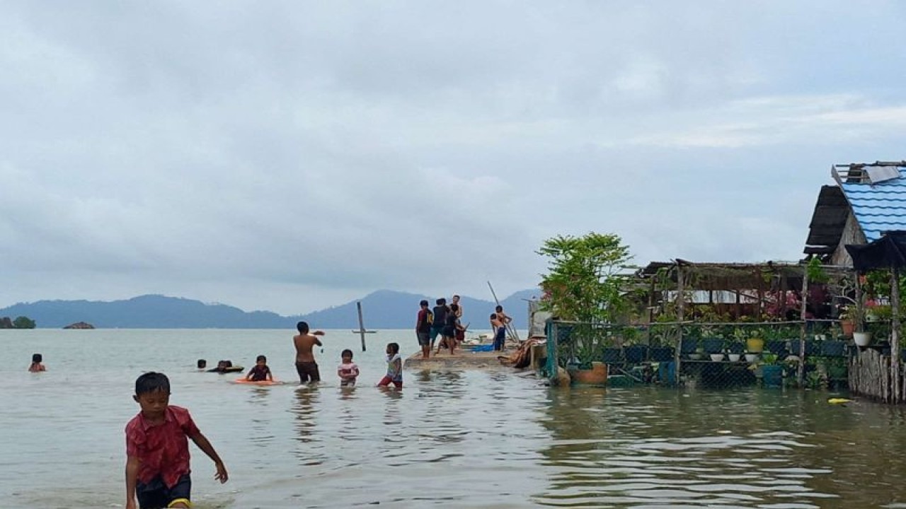 Banjir rob yang melanda pemukiman warga pesisir pantai di Kabupaten Karimun, Provinsi Kepri, Senin (23/12023). (FOTO ANTARA/HO-Warga Karimun)