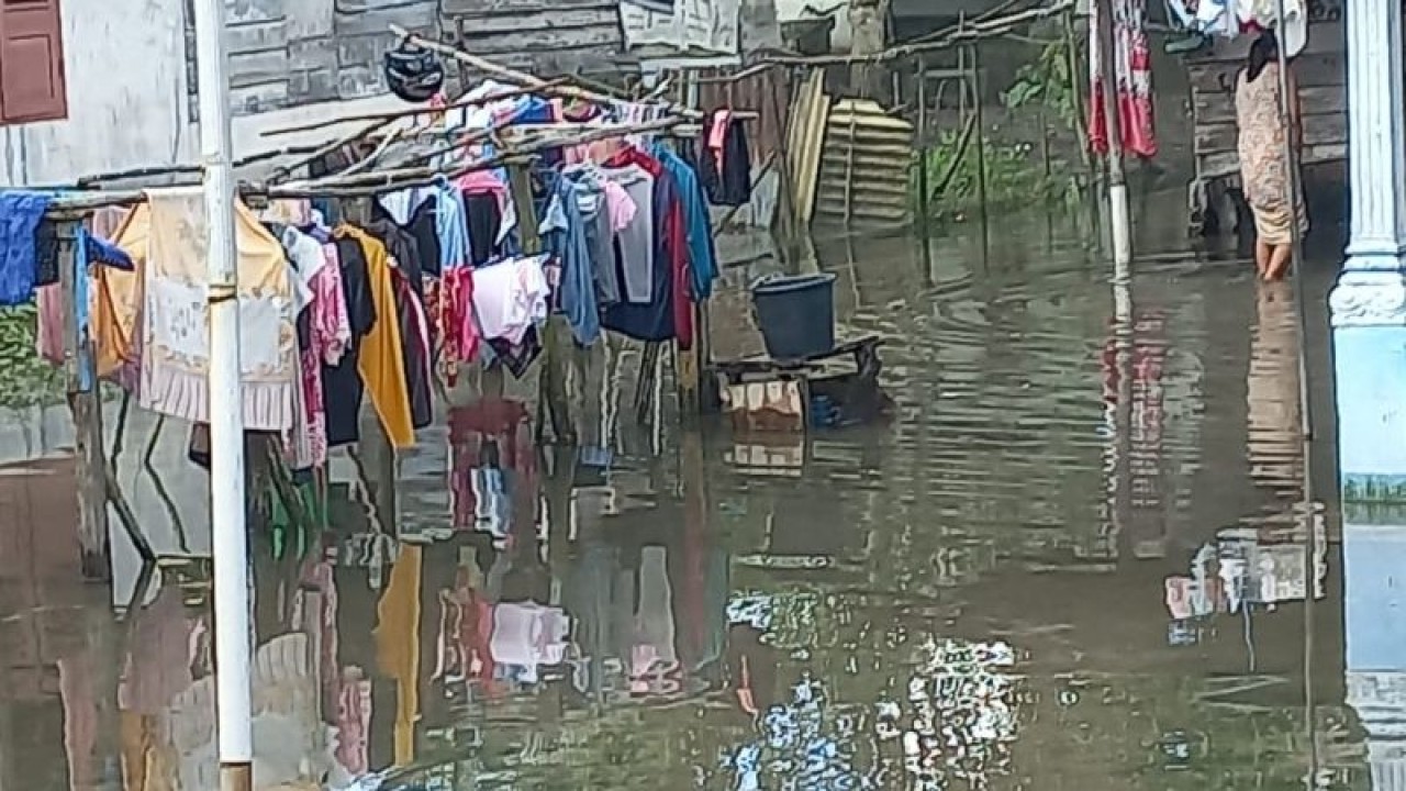 Banjir rob melanda bagian wilayah permukiman di Kabupaten Bangka, Provinsi Kepulauan Bangka Belitung, Minggu (22/1/2023). (ANTARA/Kasmono)