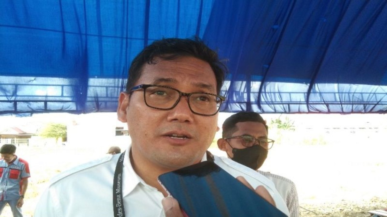 Kepala BI Sultra Doni Saptadijaya saat diwawancara terkait target QRIS di 2023 di wilayah Provinsi Sulawesi Tenggara, di Kendari, Senin (9/1/2023) (ANTARA/Harianto)
