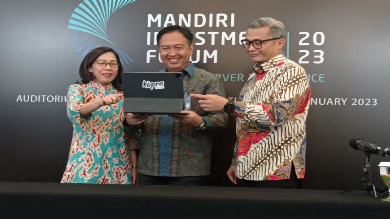 Direktur Treasury & International Banking PT Bank Mandiri Tbk Panji Irawan (tengah) dalam konferensi pers di Jakarta, Selasa (24/1/2023). (ANTARA/Sanya Dinda)