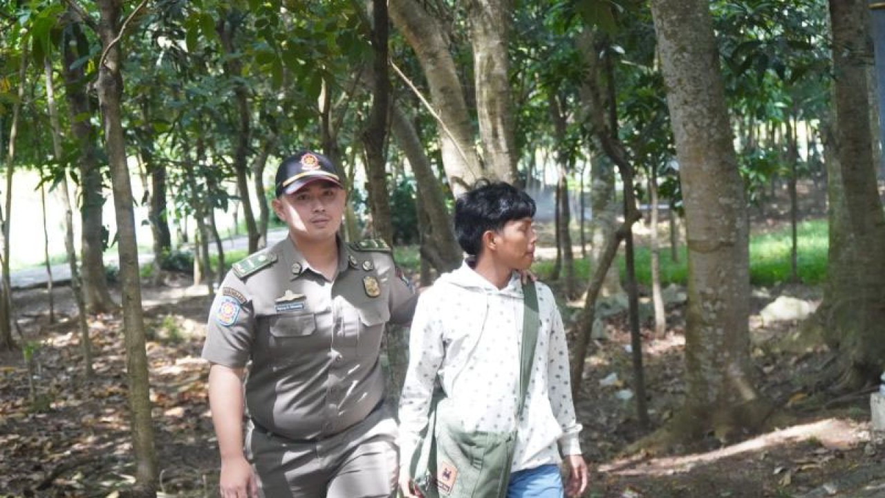 Petugas Satuan Polisi Pamong Praja mengamankan pelajar yang kedapatan bolos sekolah di kawasan Pusat Pemerintahan Kabupaten Tangerang di Provinsi Banten. (HO/Satpol PP Tangerang)