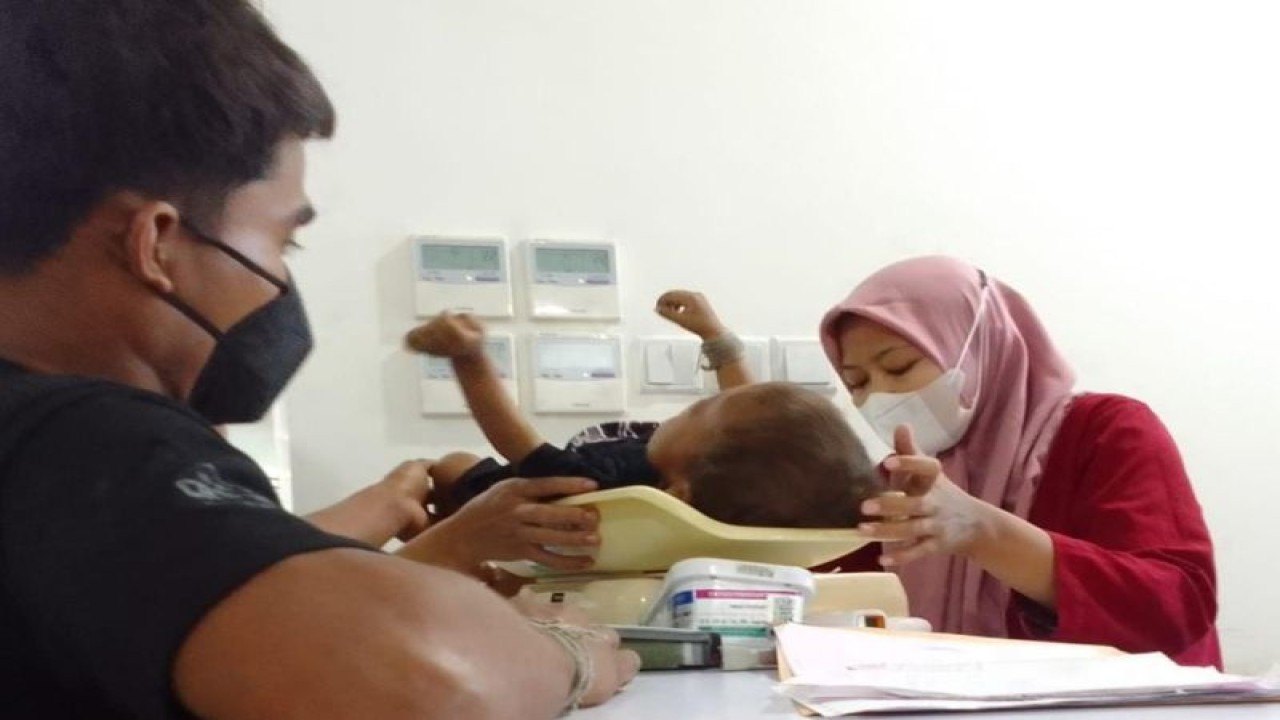 Relawan Sahabat Indonesia (RSI) menyelamatkan dua anak berusia di bawah lima tahun (balita) yang mengalami penyakit tuberkulosis atau TBC dirujuk ke Rumah Sakit Umum Daerah (RSUD) Provinsi Banten untuk mendapatkan penanganan medis. ANTARA/HO-SRI