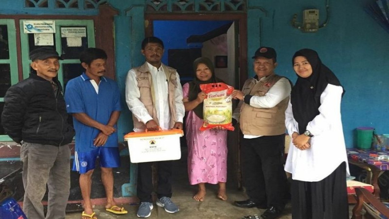 Petugas BPBD Bintan memberikan bantuan logistik untuk korban bencana angin kencang di wilayah Kecamatan Bintan Timur, Rabu (11/1). (ANTARA/HO-BPBD Bintan)