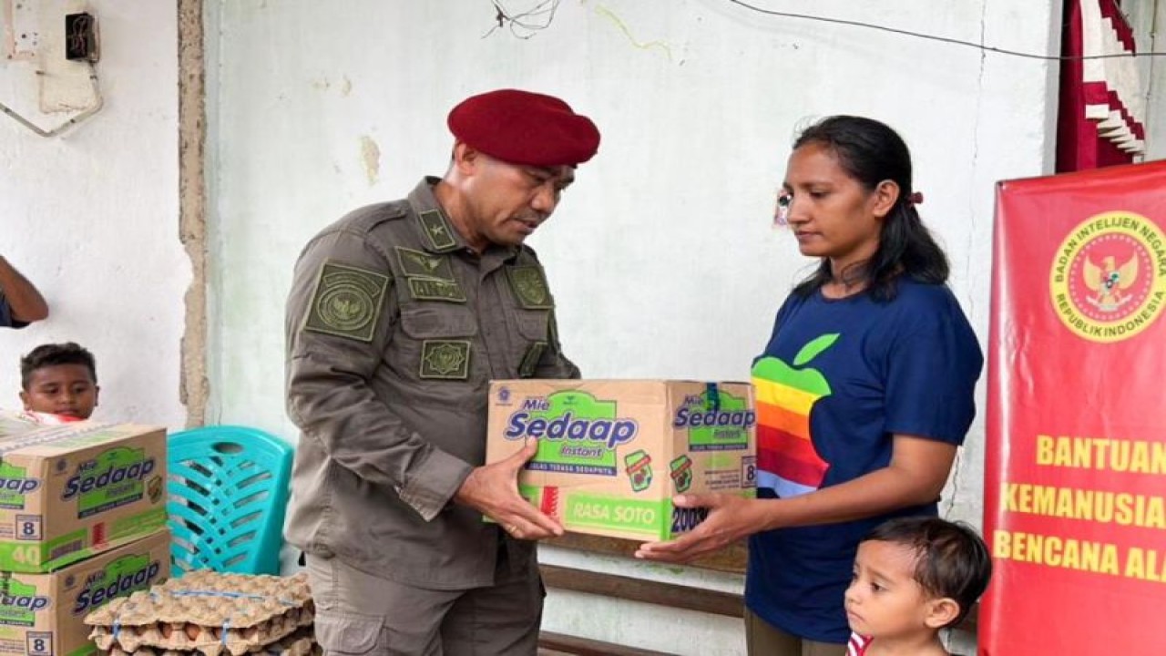 Kepala Binda Maluku memberikan bantuan sosial kepada warga KKT dampak gempa, Jumat. (ANTARA/Dokumen pribadi)