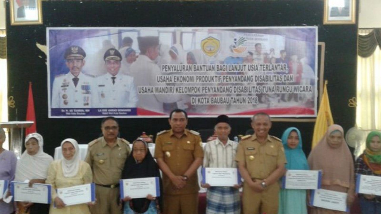 Wali Kota Baubau La Ode Ahmad Monianse (tengah) bersama Sekda Baubau Rony Muhtar (empat dari kanan) saat menyalukan bantuan sosial bagi warga penyandang disabilitas. (Foto ANTARA/Yusran)