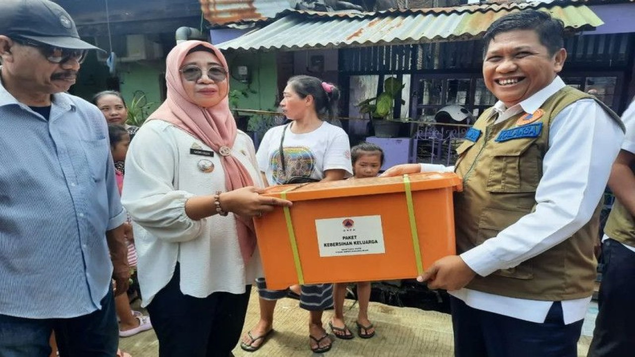 Kepala BPBD Sulsel Amson Padolo menyerahkan bantuan bagi korban kebakaran di Makassar.ANTARA/HO-