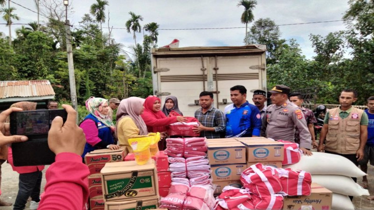 Bantuan sandang dan pangan yang disalurkan kapada korban banjir melalui buffer stock Dinas Sosial Aceh di Kabupaten Aceh Utara, Senin (23/1/2023). (ANTARA/HO-Dinsos Aceh)