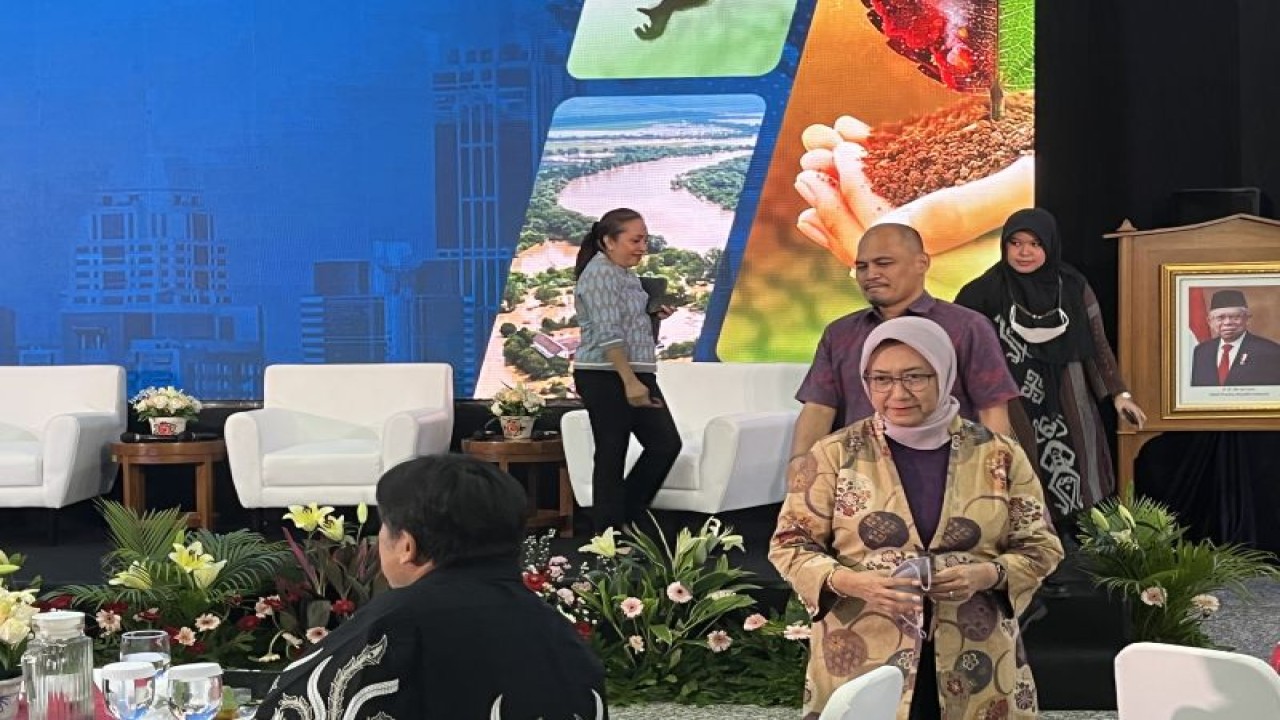 Pelaksana Tugas (Plt) Deputi Kemaritiman dan Sumber Daya Alam Kementerian Badan Perencanaan Pembangunan Nasional (Bappenas) Vivi Yulaswati (memakai kacamata) dalam kegiatan kick-off penyusunan Kajian Lingkungan Hidup Strategis Rencana Pembangunan Jangka Panjang Nasional Tahun (KLHS RPJPN) 2025-2045: Penjaringan Isu Pembangunan Berkelanjutan, Gedung Kementerian Bappenas, Jakarta, Kamis (26/01/2023). ANTARA/M. Baqir Idrus Alatas