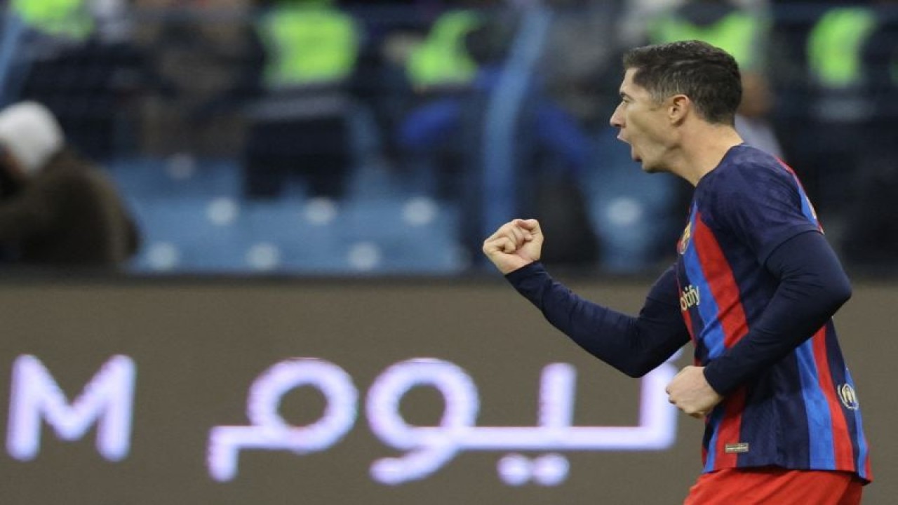 Striker Barcelona Robert Lewandowski merayakan golnya dalam adu penalti laga semifinal Piala Super Spanyol antara Real Betis dan FC Barcelona di Stadion King Fahd International di Riyadh, Aran Saudi, 12 Januari 2023. (Photo by Giuseppe CACACE / AFP) (AFP/GIUSEPPE CACACE)
