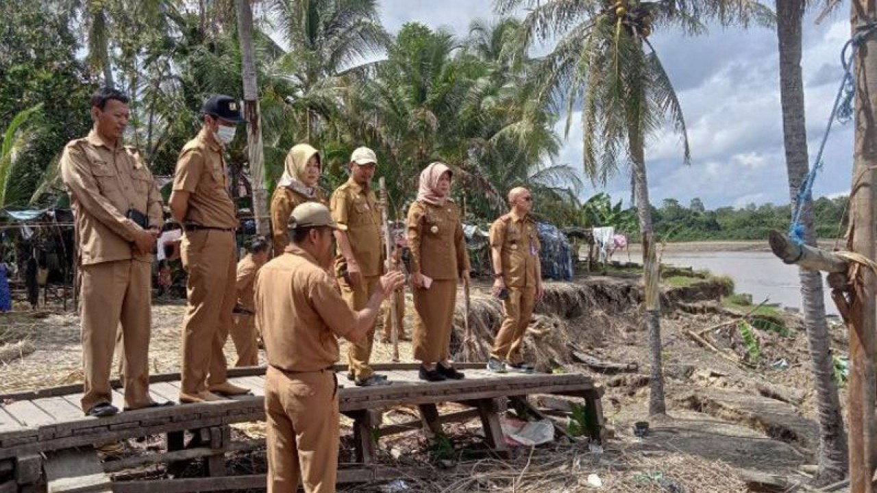 Penjabat Bupati Barito Selatan, Lisda Arriyana saat meninjau lokasi terjadinya abrasi di Desa Baru, Kecamatan Dusun Selatan, Senin (9/1/2023). (ANTARA/Bayu Ilmiawan)