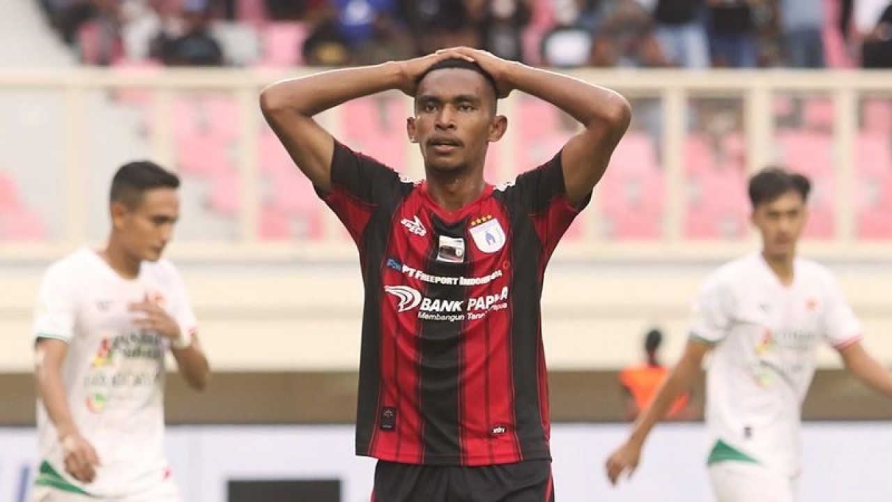 Gelandang Persipura Jayapura Patrick Alfredo Womsiwor. ANTARA/HO-MO Persipura/aa. (ANTARA/HO-Media officer Persipura Jayapura)