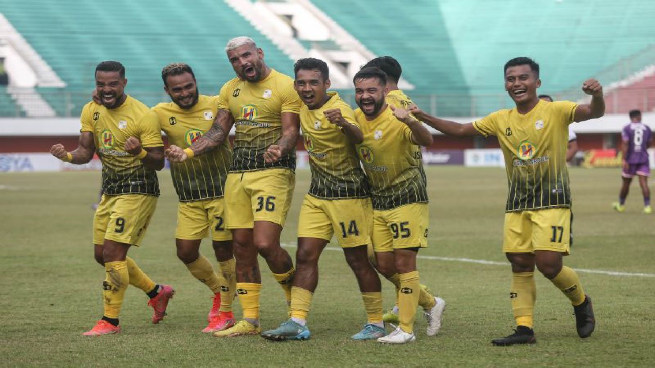 Foto arsip - Pesepak bola Barito Putera Renan Alves (tiga kiri) melakukan selebrasi bersama rekannya usai mencetak gol ke gawang Persita pada pertandingan Liga 1 di Stadion Maguwoharjo, Sleman, DI Yogyakarta, Sabtu (24/12/2022). ANTARA FOTO/Hendra Nurdiyansyah/rwa.