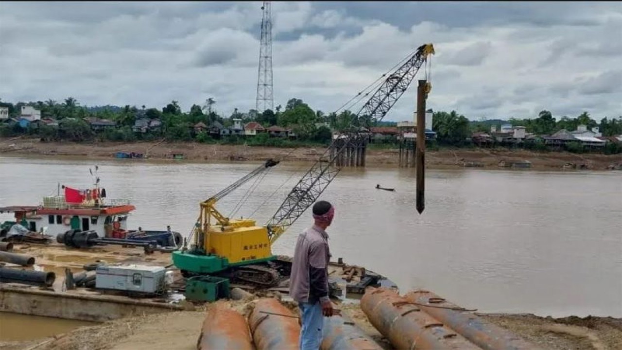 Pekerja kembali memasang tiang jembatan di Sungai Barito Desa Lemo Kecamatan Teweh Tengah, Kamis (12/1/2023).ANTARA/HO-Dinas PUPR Barito Utara