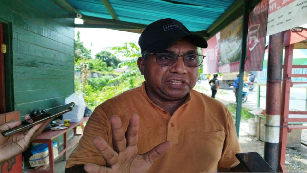 Kepala Disdik Provinsi Papua Barat Barnabas Dowansiba (FOTO ANTARA/Tri Adi Santoso)