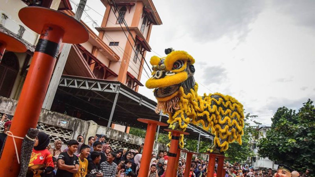 Ratusan warga menonton atraksi barongsai saat perayaan Imlek di depan Vihara Buddha Sakyamuni Banda Aceh, Provinsi Aceh, Minggu (22/1/2023). (Antara Aceh/FB Anggoro)
