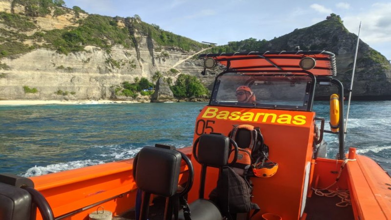Beberapa anggota tim SAR gabungan menyisir area laut di sekitar Nusa Penida, Klungkung, Bali, Rabu (11/1/2023), untuk mencari dua warga negara asing yang hilang setelah terseret ombak di Diamond Beach, Nusa Penida. ANTARA/HO-Kantor Basarnas Bali