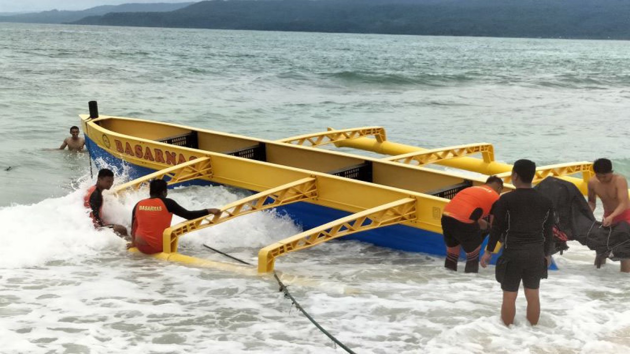 Tim Kantor Badan Nasional Pencarian dan Pertolongan (Basarnas) saat akan melakukan pencarian (ANTARA/Riadi Gunawan)