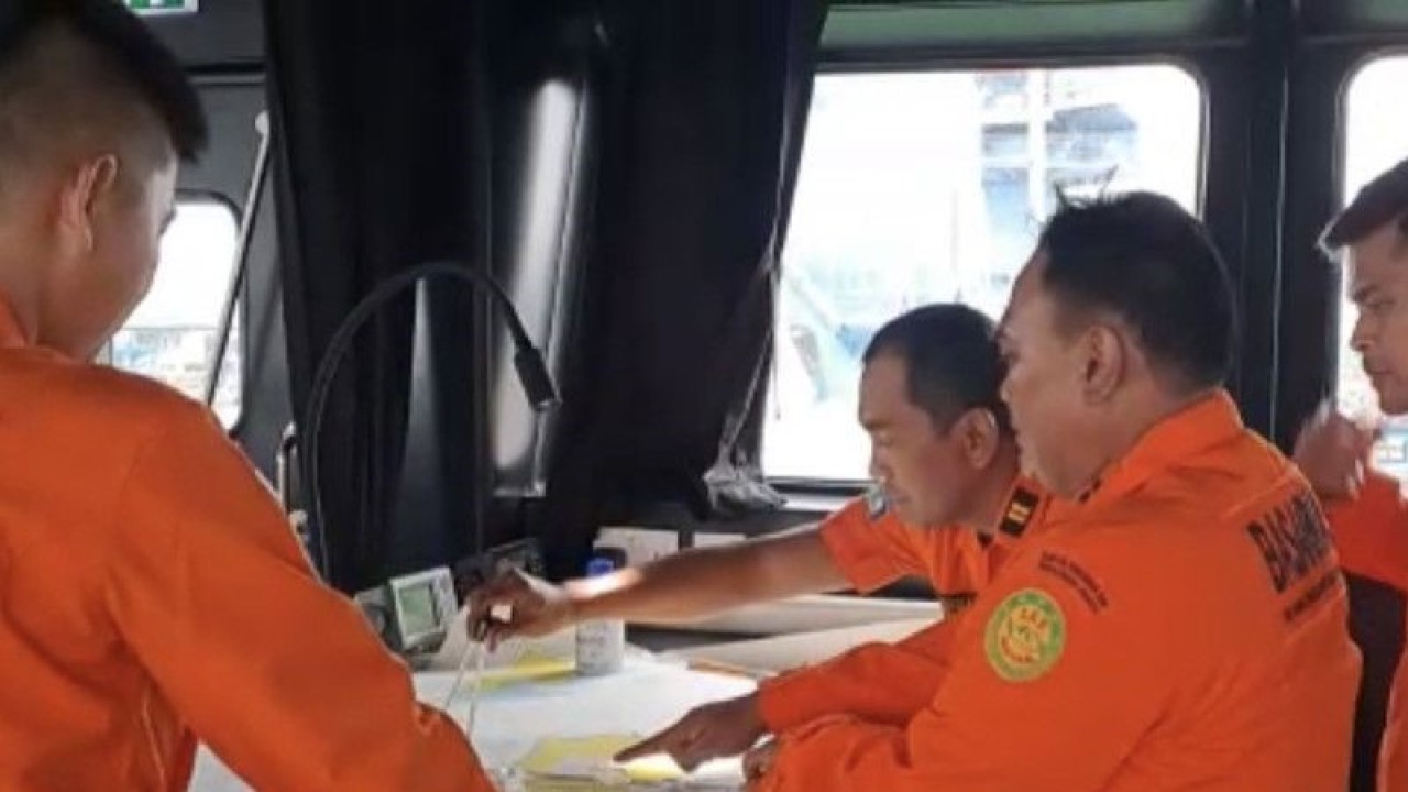 Basarnas melakukan pencarian terhadap enam penumpang KM Rukun Jaya di Perairan Laut Jawa, Jumat (27/1/2023). (ANTARA/HO-Basarnas)