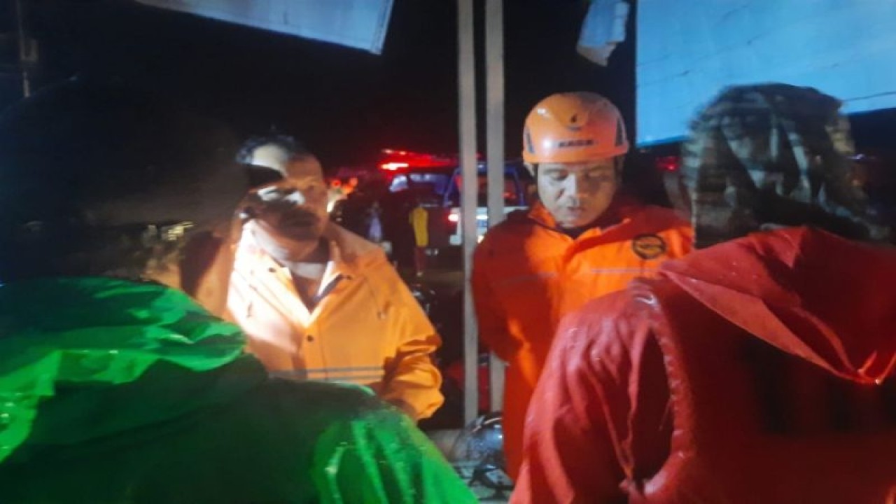 Personel Basarnas Padang melakukan upaya pencarian serta penyelamatan pada Senin (23/1) malam. ANTARA/HO-BasarnasPadang