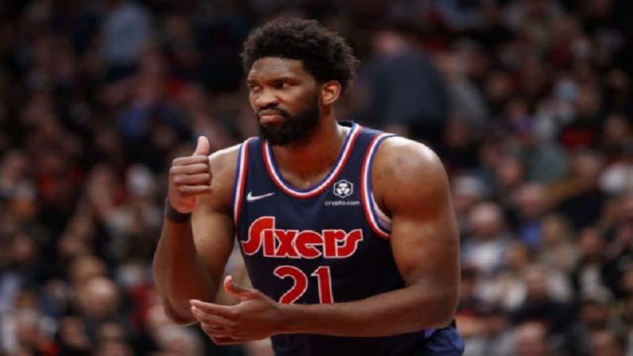 Foto arsip - Pemain Philadelphia 76ers Joel Embiid dalam pertandingan playoff Wilayah Timur antara 76ers dan Toronto Raptors di Scotiabank Arena, Toronto, Kanada, 28 April 2022. (Getty Images via AFP/COLE BURSTON)