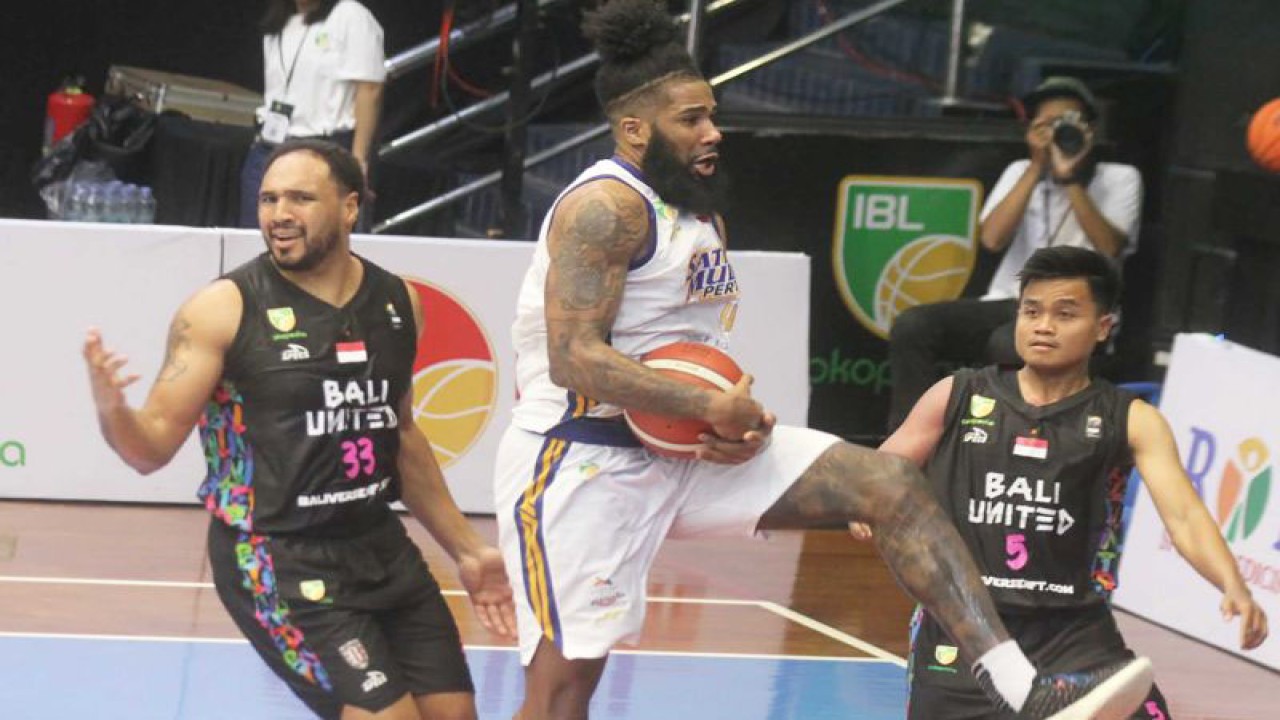 Pemain Satria Muda (putih) merebut bola dari dua pemain Bali United dalam pertandingan lanjutan seri kedua Liga Basket Indonesia (IBL) musim 2023, dI Kota Malang, Jawa Timur, Selasa (31/1/2023). (ANTARA FOTO/Ari Bowo Sucipto)