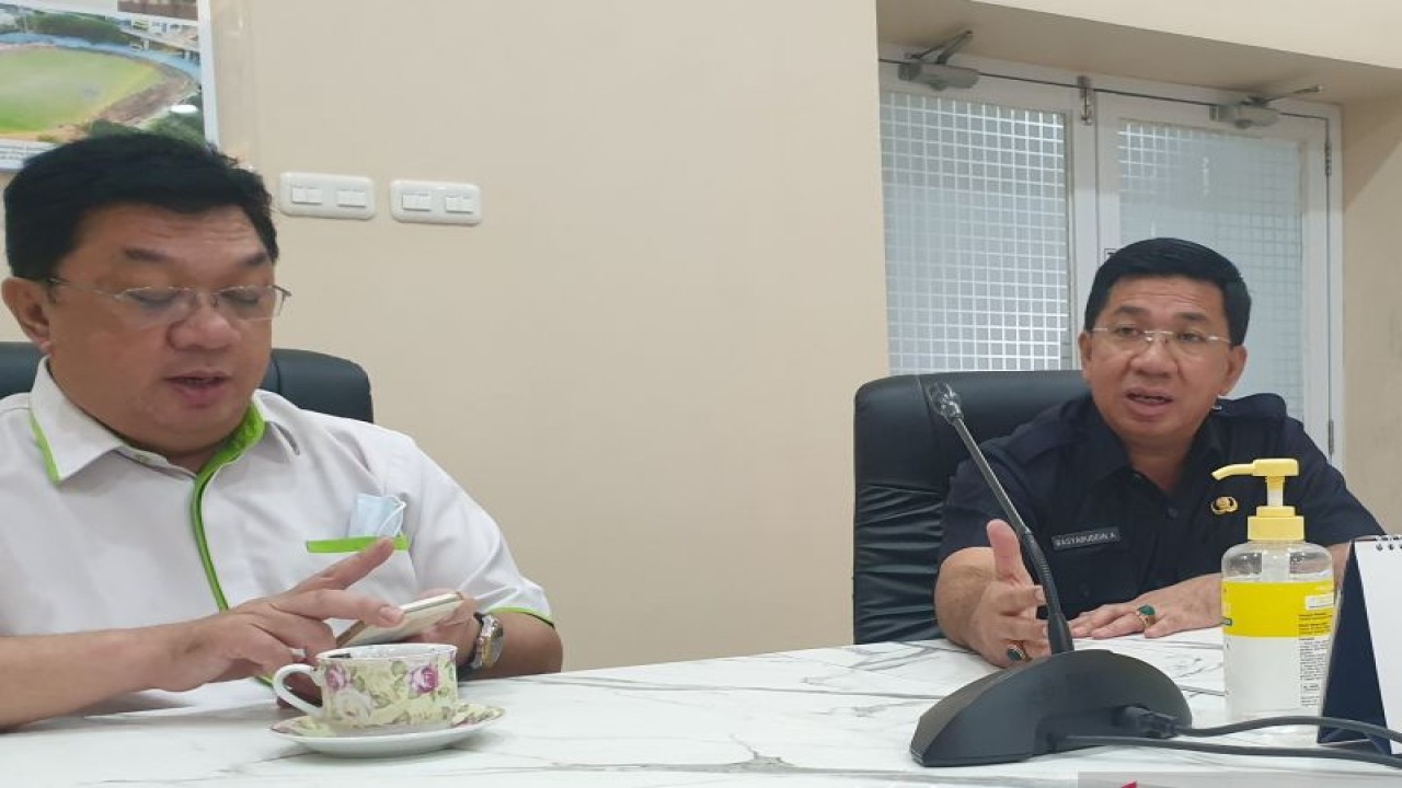 Kepala Dinas PU Perkim Sumsel, Basyarudin Akhmad (kanan) ketika memaparkan program pembangunan dan penataan permukiman 2023. (ANTARA/Yudi Abdullah/22)