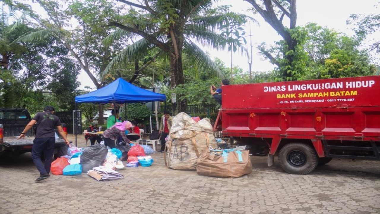 Warga menjual hasil sampahnya ke bank sampah di depan kantor Dinas Lingkungan Hidup Kota Batam. (ANTARA/HO-DLH Kota Batam)
